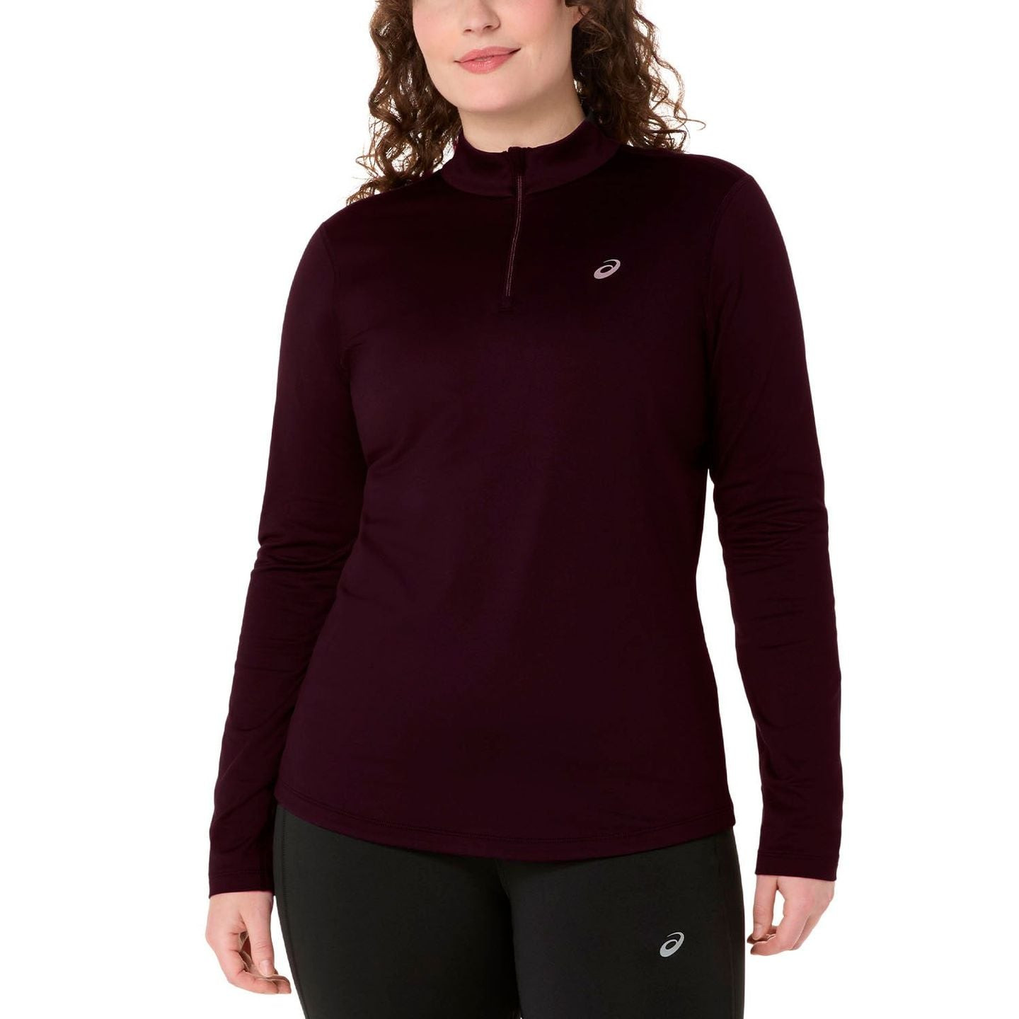 Femme courant en hiver avec le ASICS Haut De Running Manches Longues Core 1/2 Zip Hiver Femme