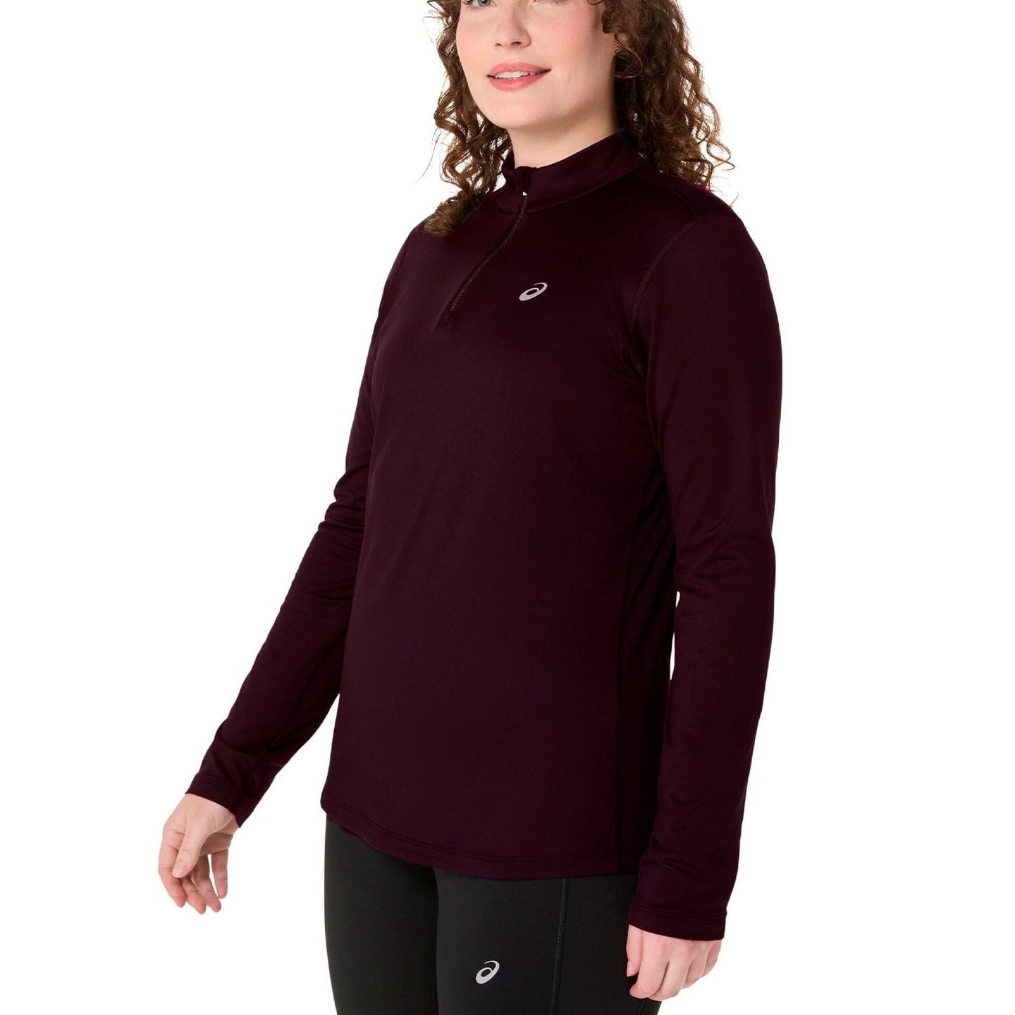 Coureuse portant le ASICS Haut De Running Manches Longues Core 1/2 Zip Hiver Femme, détails réfléchi