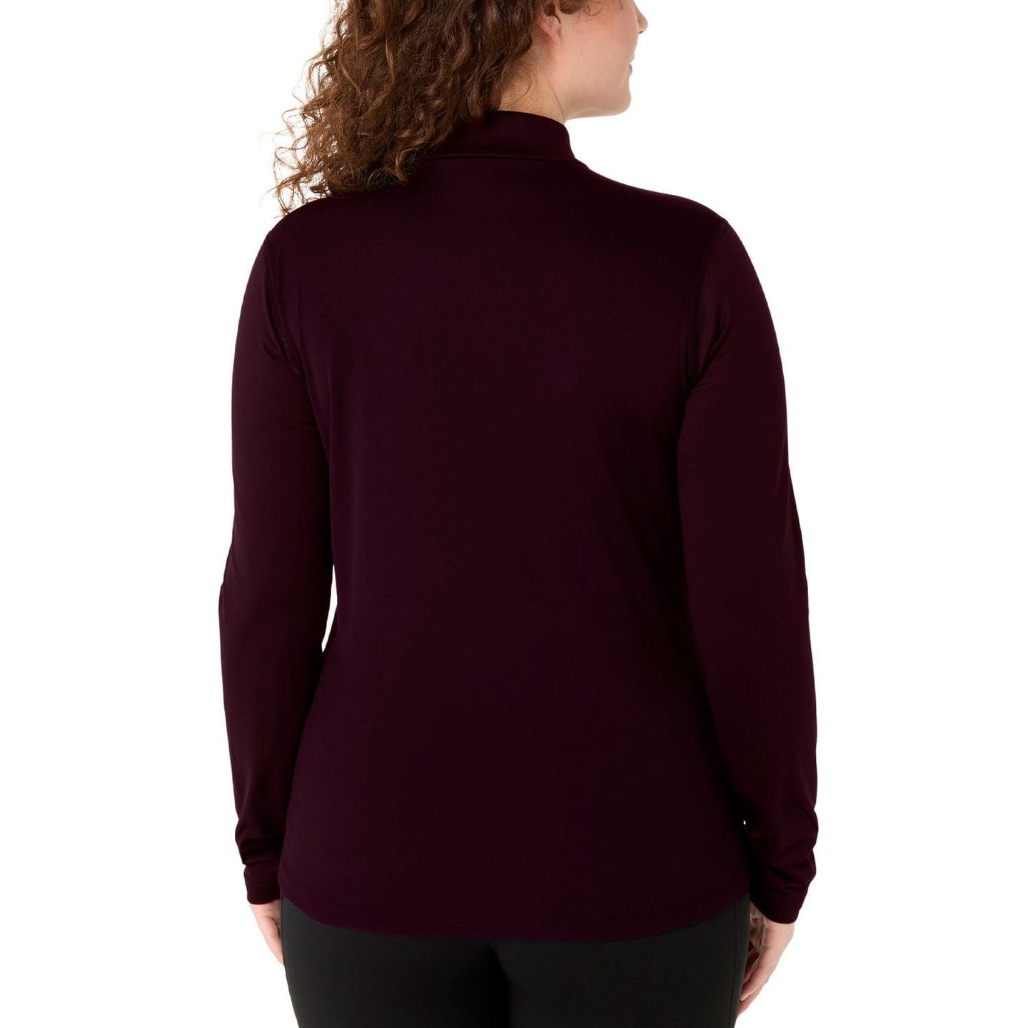 Coureuse en tenue d'hiver portant l'ASICS Haut De Running Manches Longues Core 1/2 Zip Hiver Femme