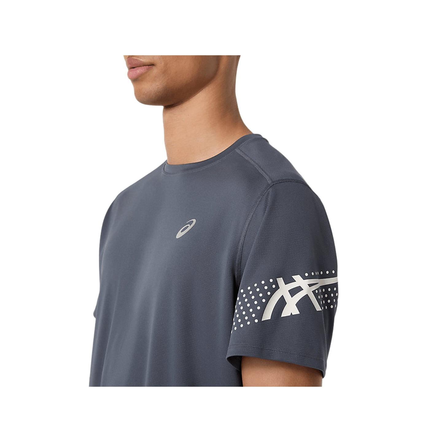 Gros plan du t-shirt de running homme ASICS ICON SS TOP gris foncé, maille légère et graphique sur l