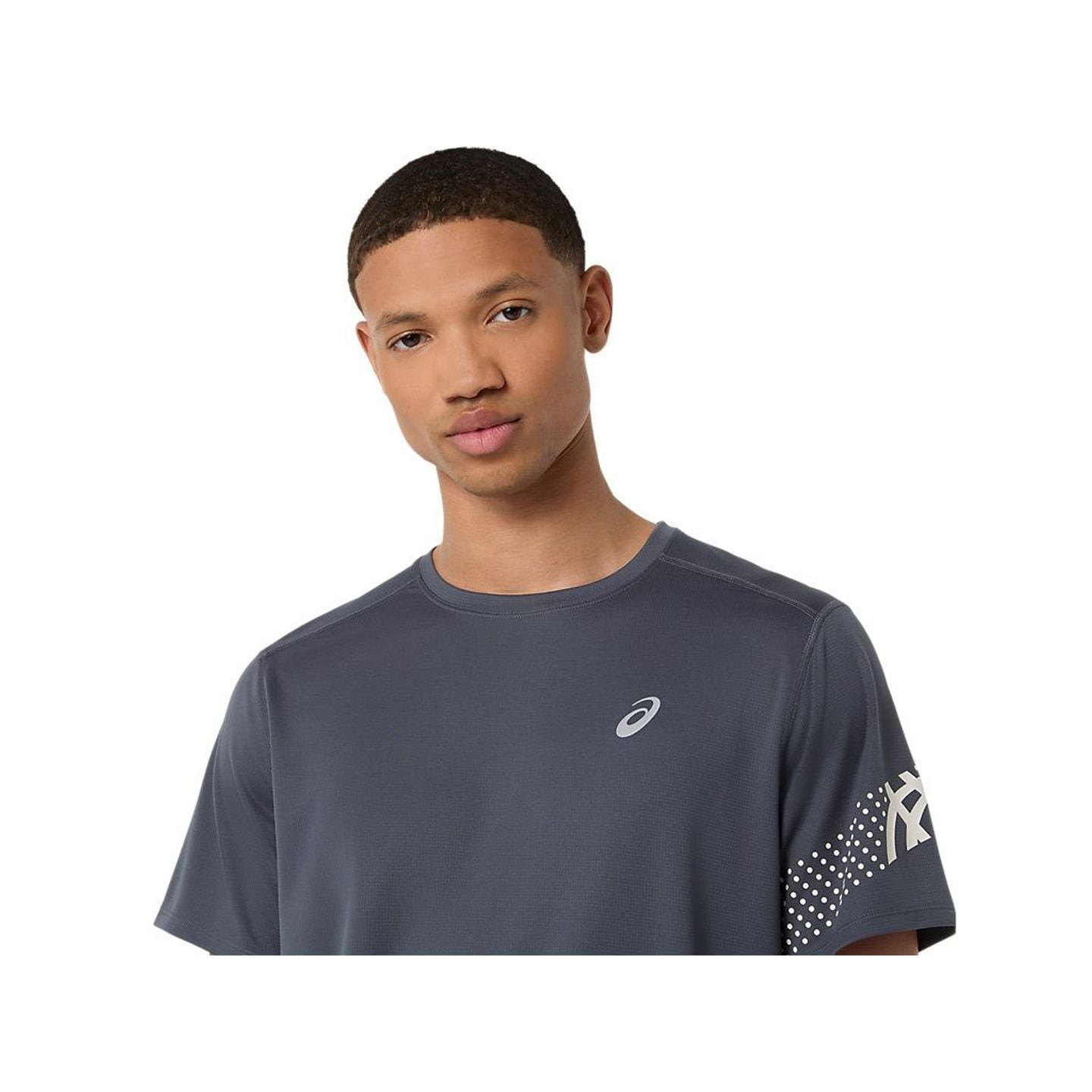 Homme portant le t-shirt de running gris ASICS ICON SS TOP, vue de face avec col rond et logo réfléc