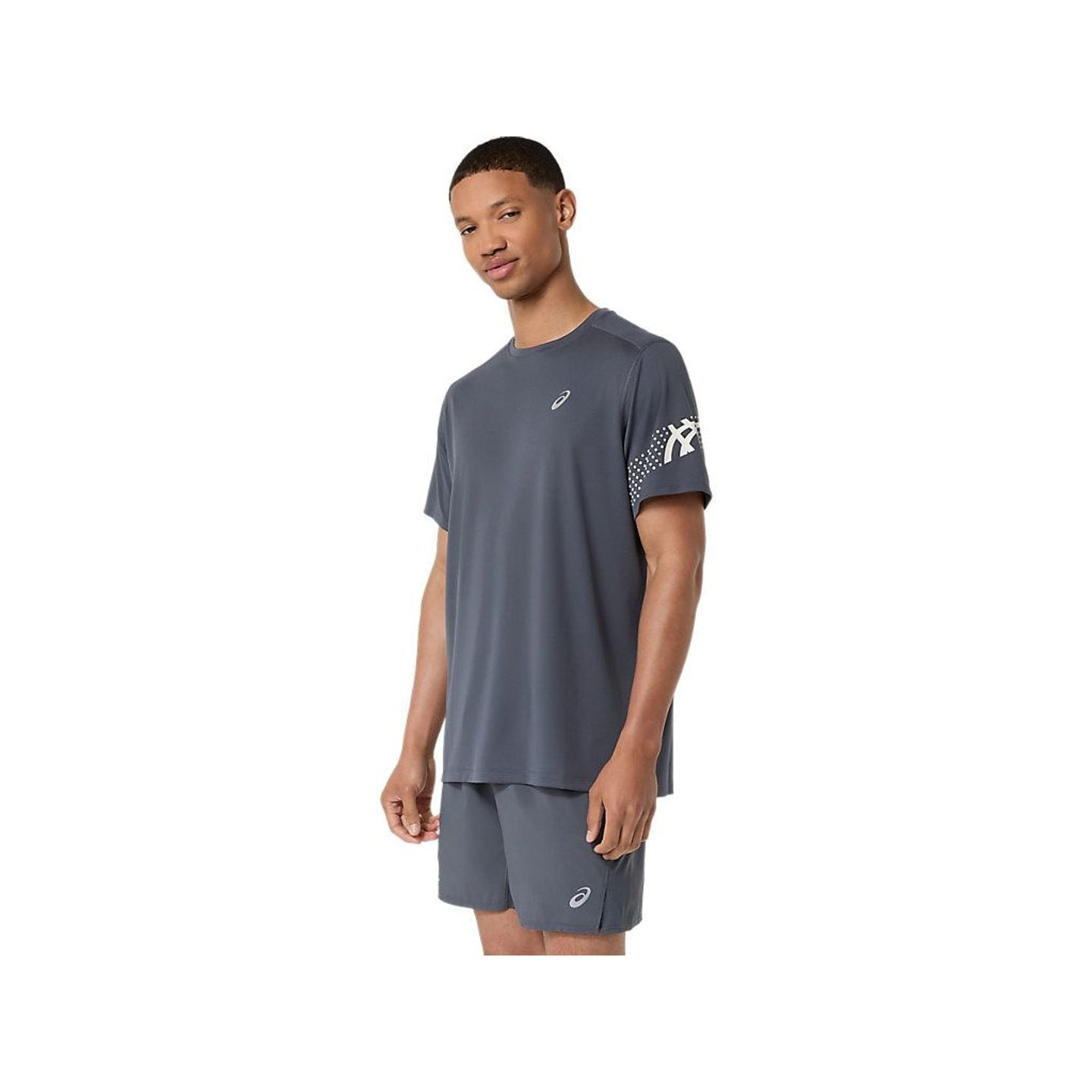Vue de trois quarts d'un homme portant le t-shirt de running gris ASICS ICON SS TOP avec motif sur l