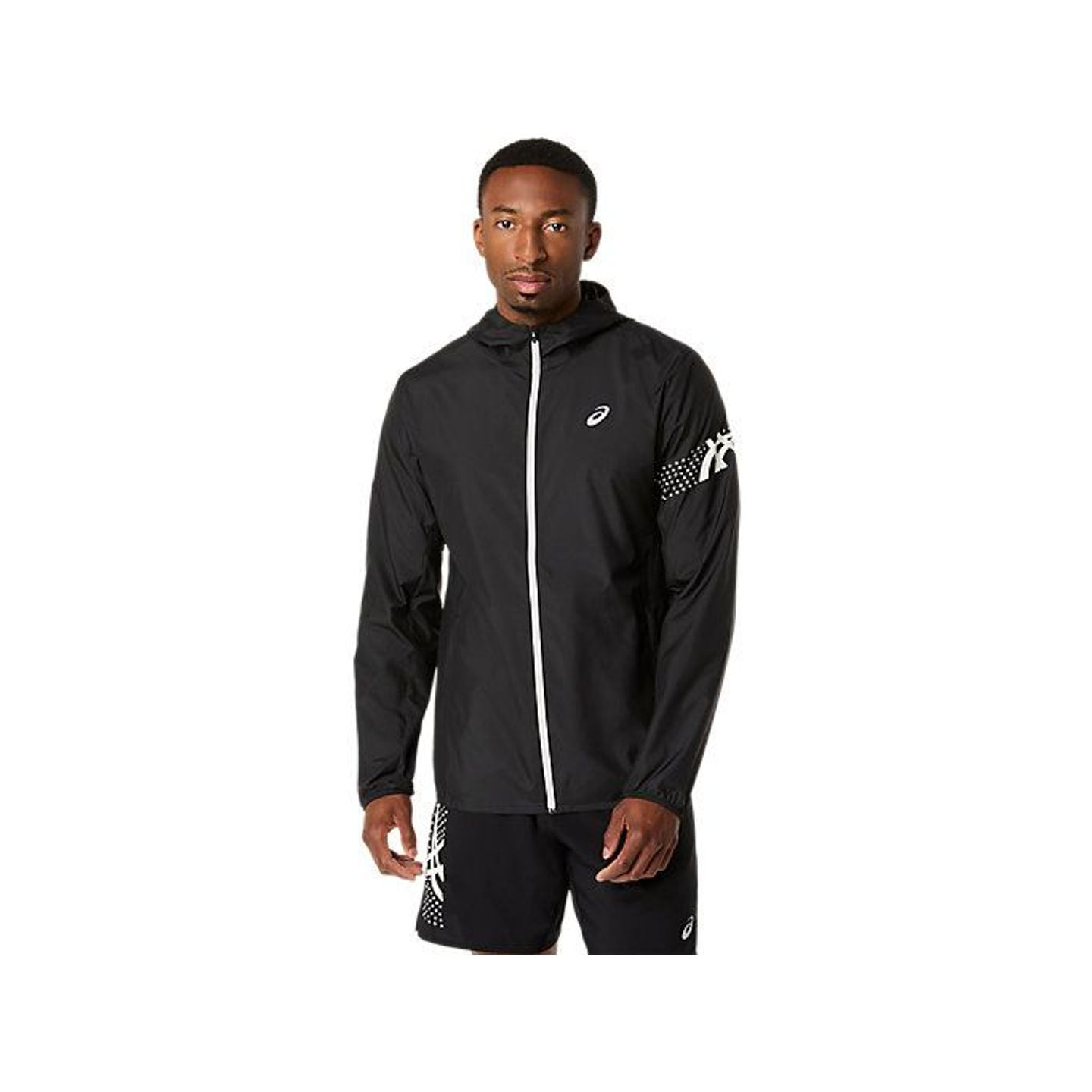 Coureur portant Asics Veste De Running Déperlante Icon Jacket Homme sous une pluie fine