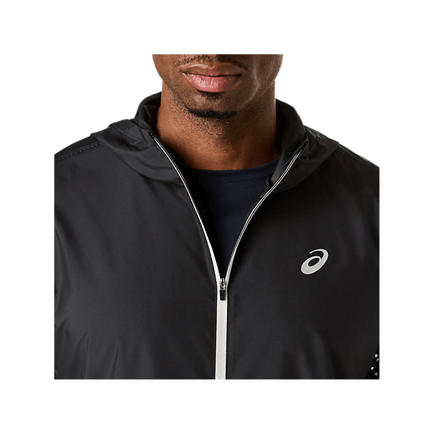 Détail de la Asics Veste De Running Déperlante Icon Jacket Homme, montrant le tissu déperlant et le 