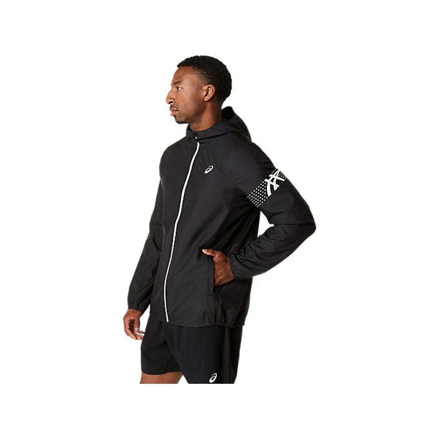 Coureur portant la Asics Veste De Running Déperlante Icon Jacket Homme lors d'une sortie matinale