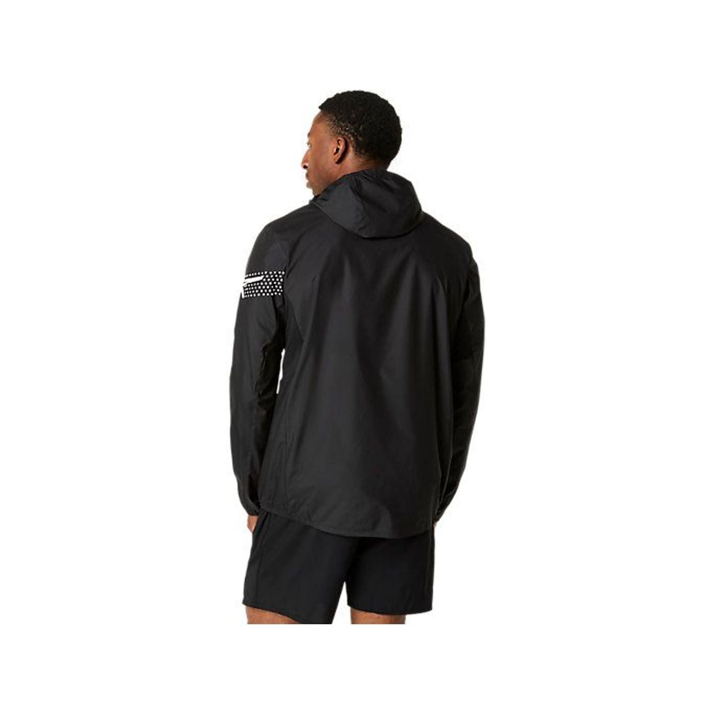 Coureur portant la Asics Veste De Running Déperlante Icon Jacket Homme lors d'une sortie urbaine