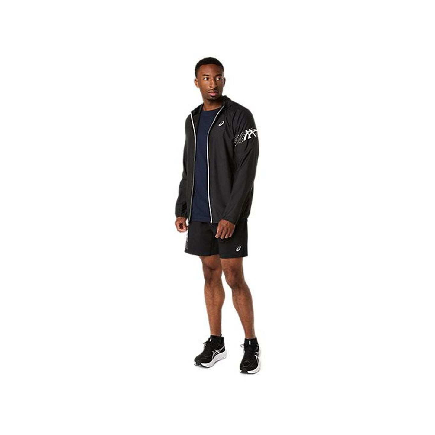 Coureur portant la veste Asics Veste De Running Déperlante Icon Jacket Homme lors d'une course matin