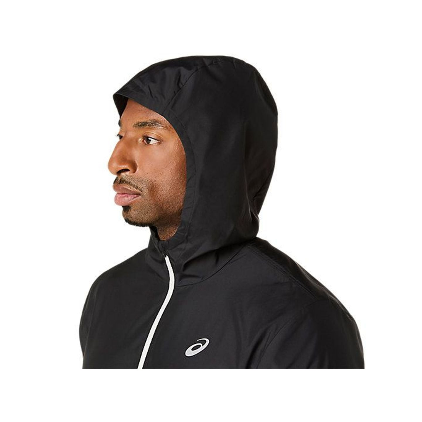 Coureur en Asics Veste De Running Déperlante Icon Jacket Homme lors d'un footing matinal.