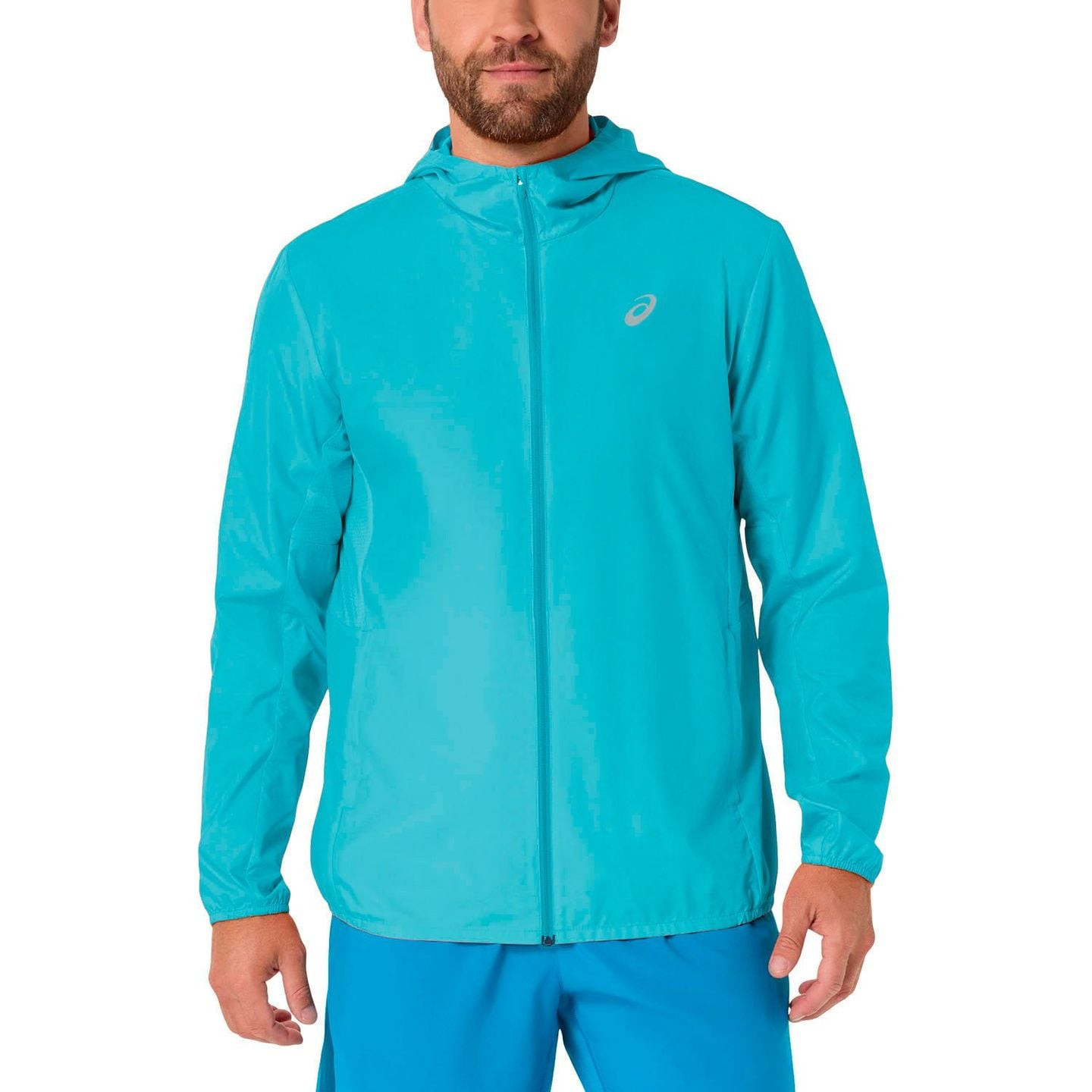 Homme portant l'Asics Veste De Running Légère Déperlante Core À Capuche Homme lors d'un footing