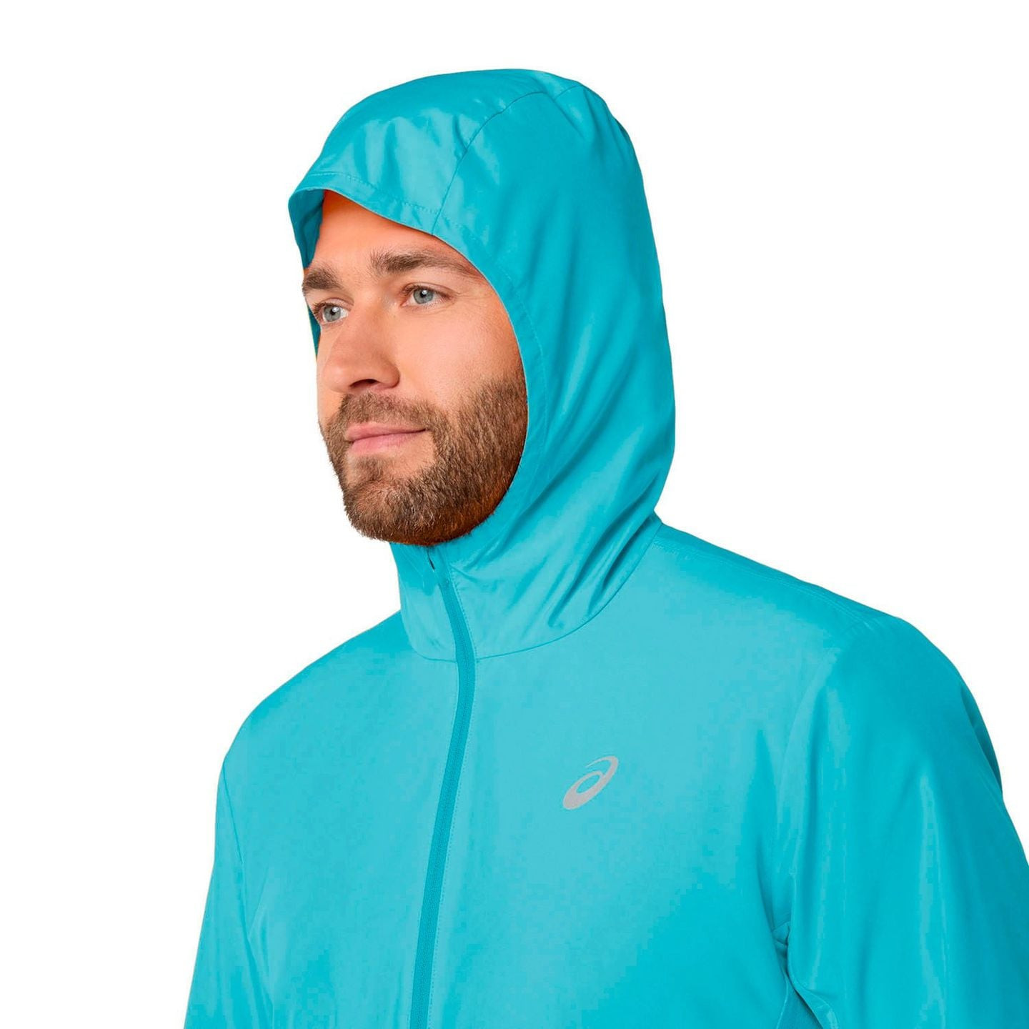 Coureur portant la Asics Veste De Running Légère Déperlante Core À Capuche Homme lors d'un footing.