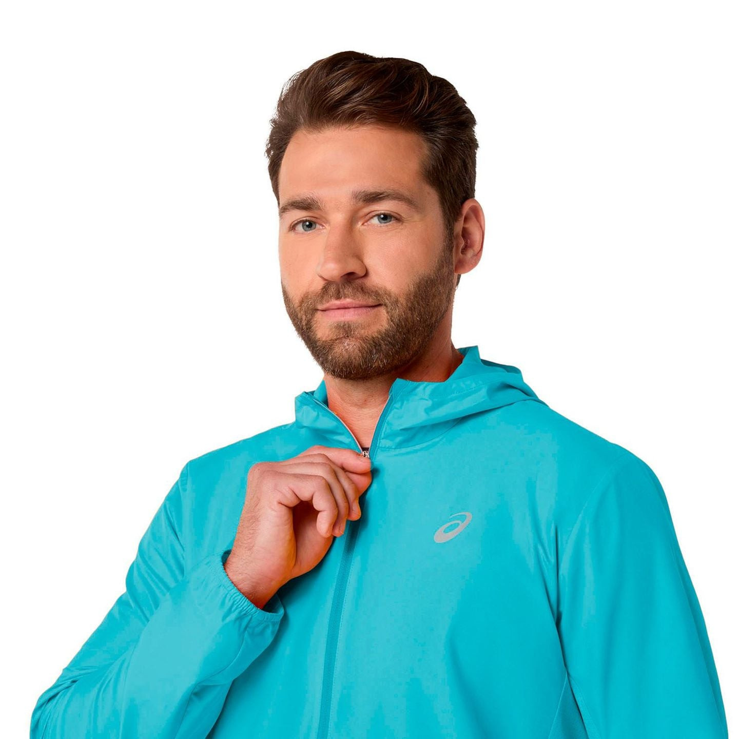 Coureur portant l'Asics Veste De Running Légère Déperlante Core À Capuche Homme en extérieur