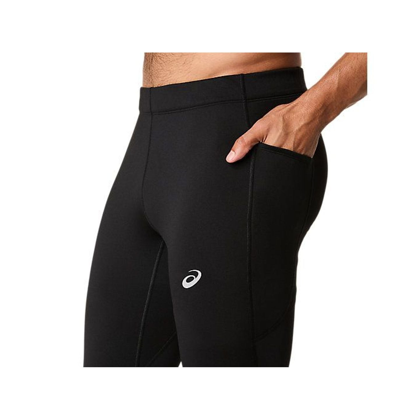 Gros plan d’une main glissant dans la poche latérale drop-in du collant ASICS Core Winter Tight, log