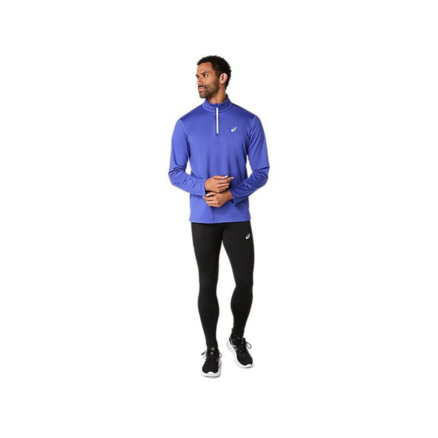 Coureur portant le collant noir ASICS Core Winter Tight et un haut bleu à manches longues demi-zip, 