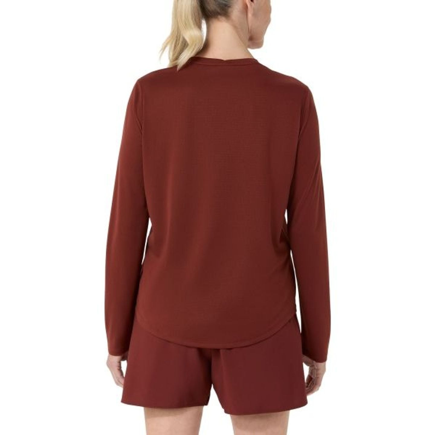 Femme courant en extérieur avec le haut Asics Haut À Manches Longues De Running Core Ls Top Séchage 