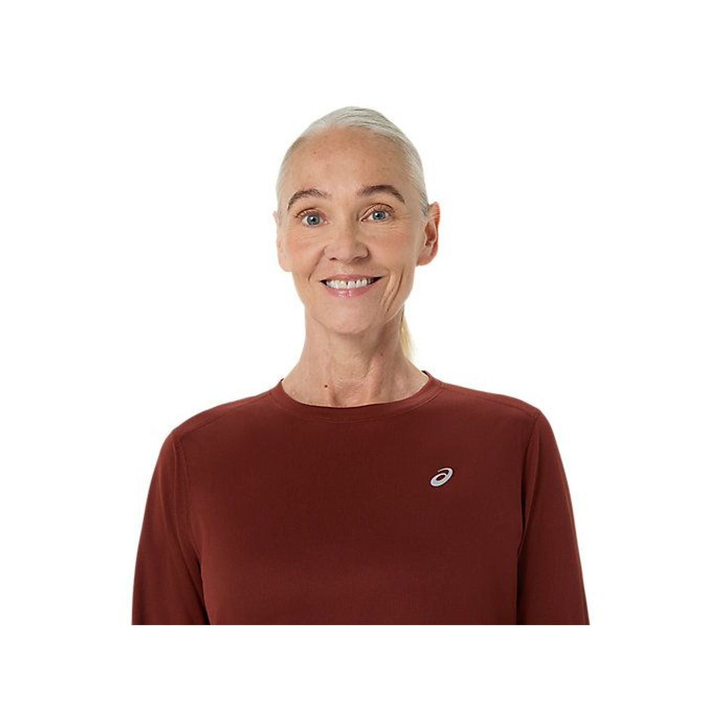 Femme courant en extérieur avec le Asics Haut À Manches Longues De Running Core Ls Top Séchage Rapid