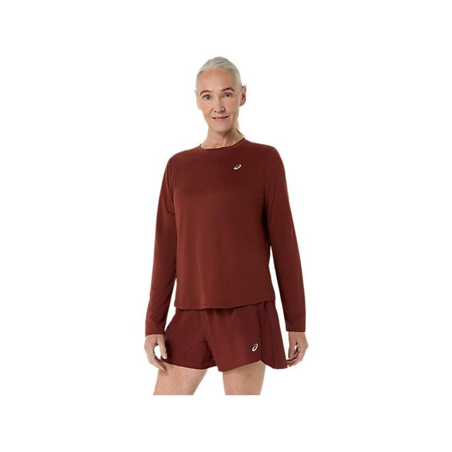 Coureuse portant Asics Haut À Manches Longues De Running Core Ls Top Séchage Rapide Femme en extérie