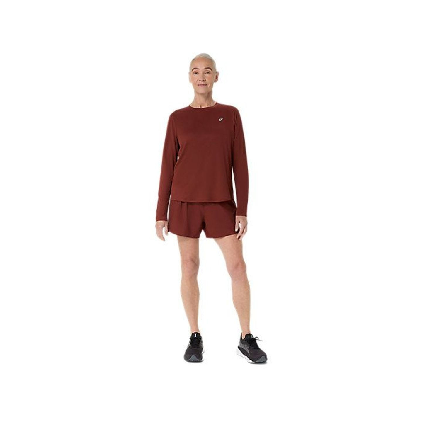 Femme portant Asics Haut À Manches Longues De Running Core Ls Top Séchage Rapide Femme lors d'un foo
