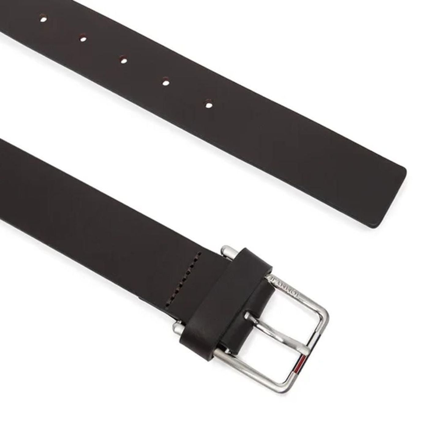 Vue inclinée de la ceinture TJM AUSTIN 3.5 en cuir marron foncé avec boucle argentée, passant et plu