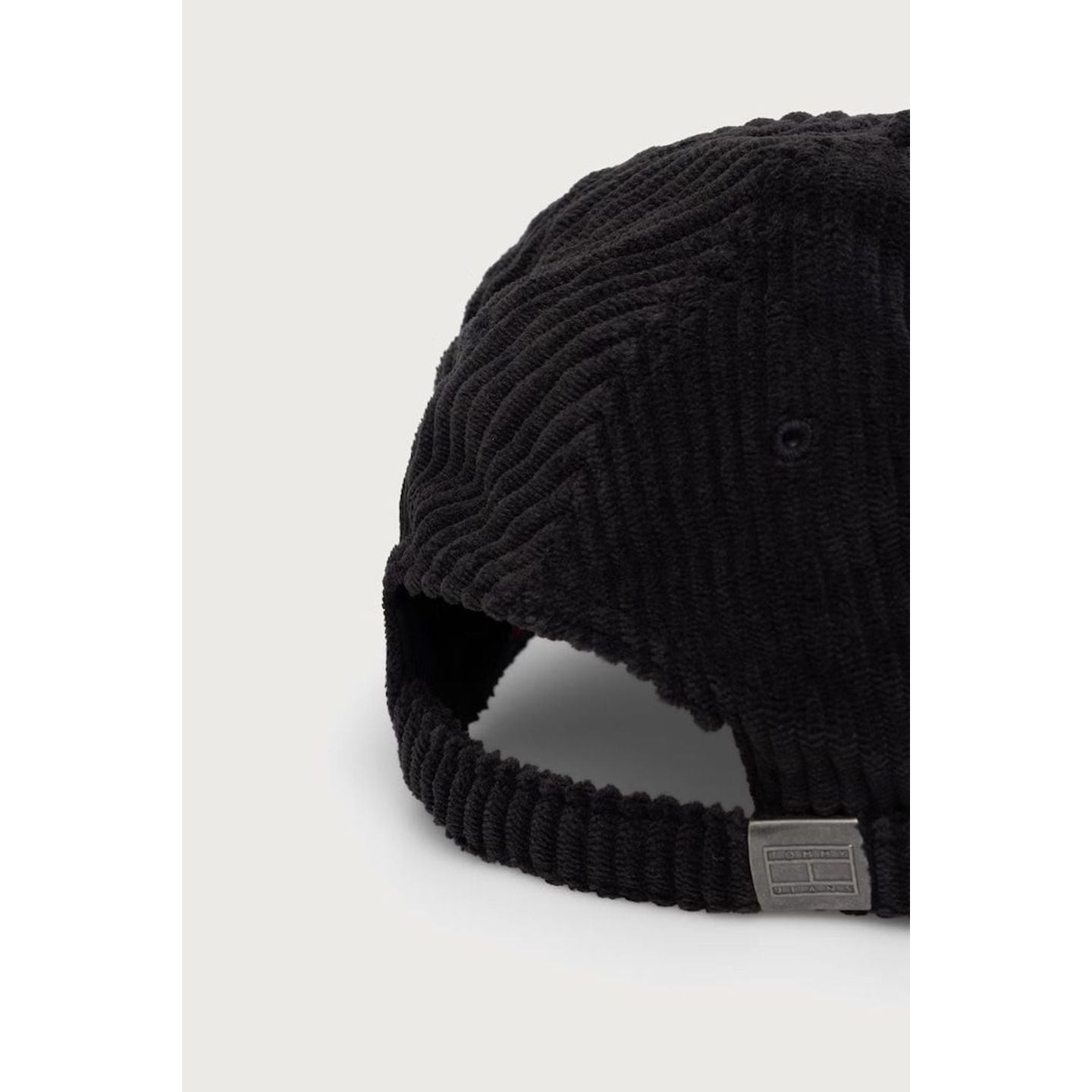 Détail de la sangle réglable et de la boucle métallique gravée de la casquette Tommy Jeans en velour