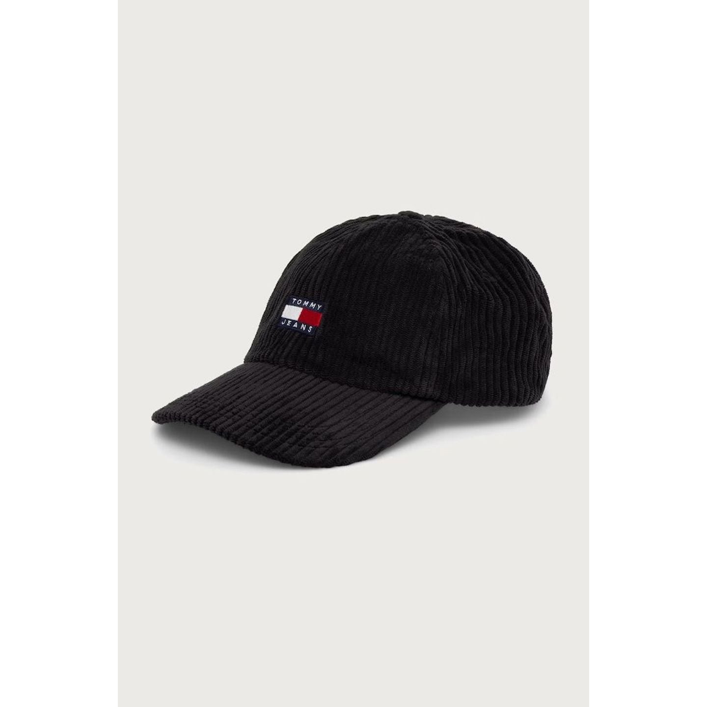 Casquette Tommy Jeans noire en velours côtelé vue de face à gauche, logo drapeau brodé et visière co