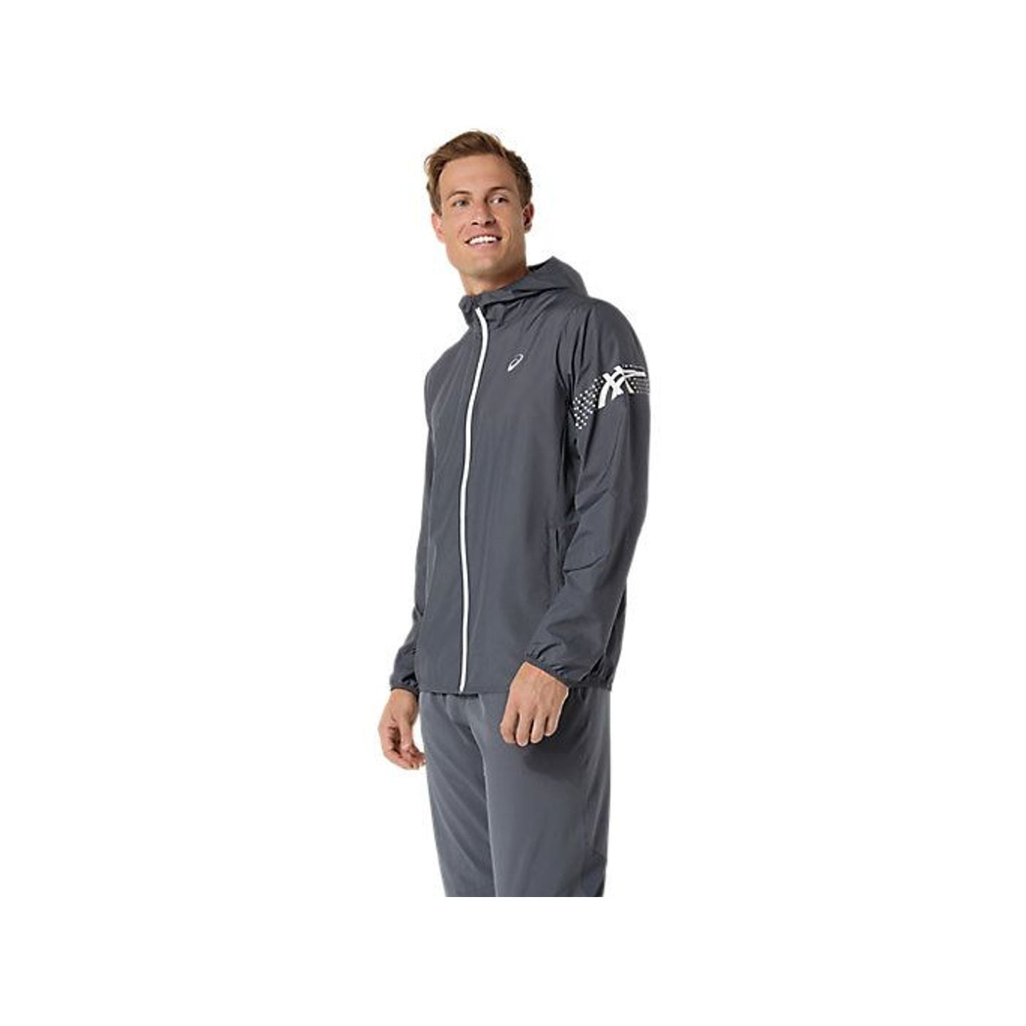 Coureur portant l'ASICS Veste De Running Déperlante Icon Jacket Homme en extérieur