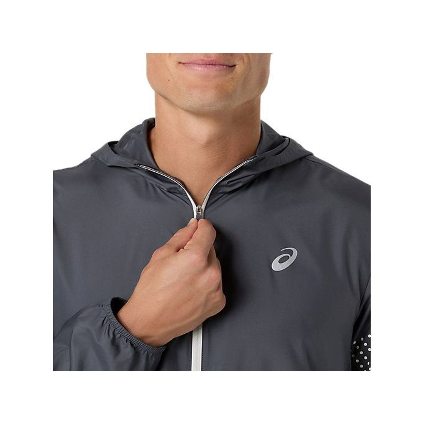 Coureur portant la veste ASICS Veste De Running Déperlante Icon Jacket Homme lors d'un run urbain