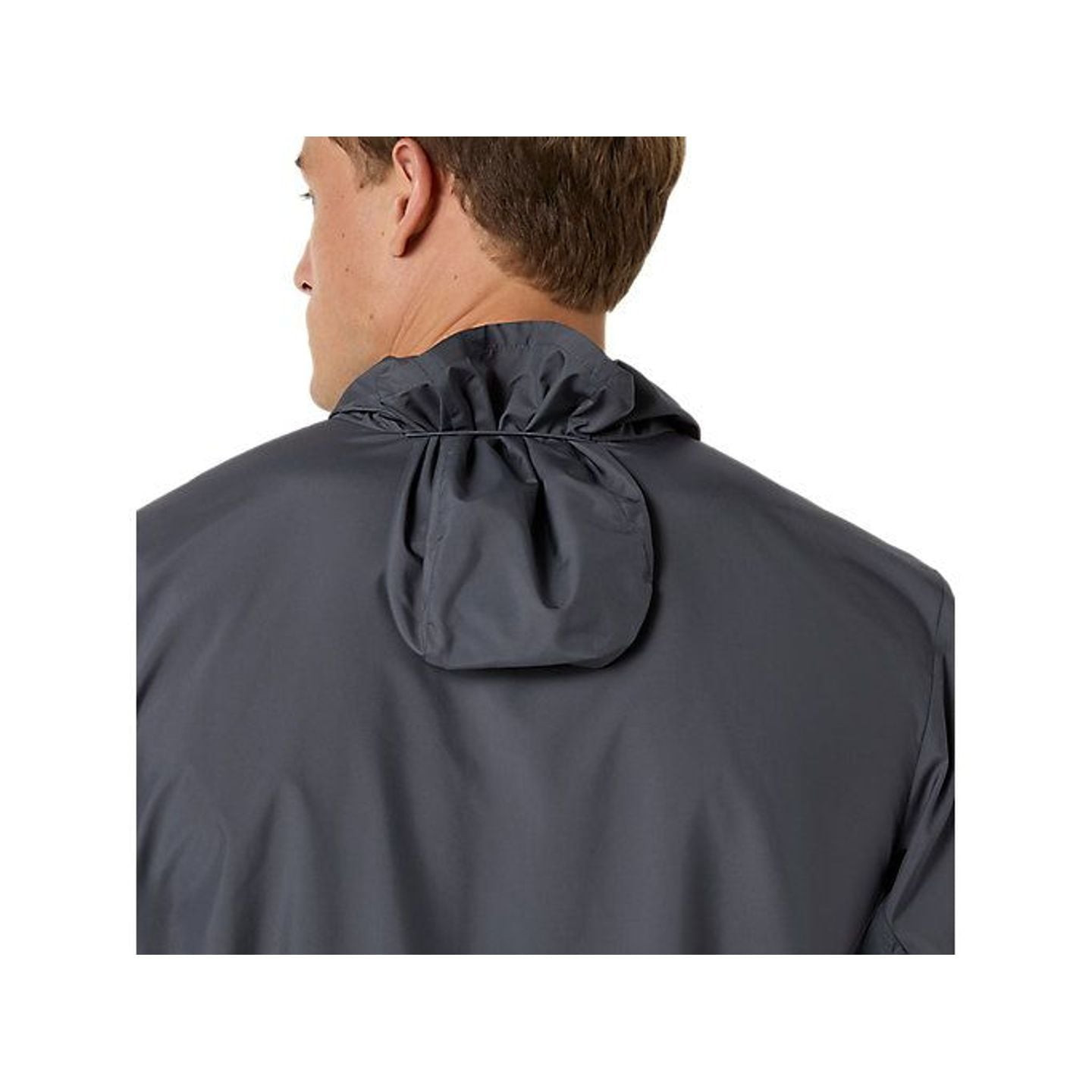 Coureur portant la veste de running déperlante ASICS Icon Jacket homme lors d'une sortie matinale
