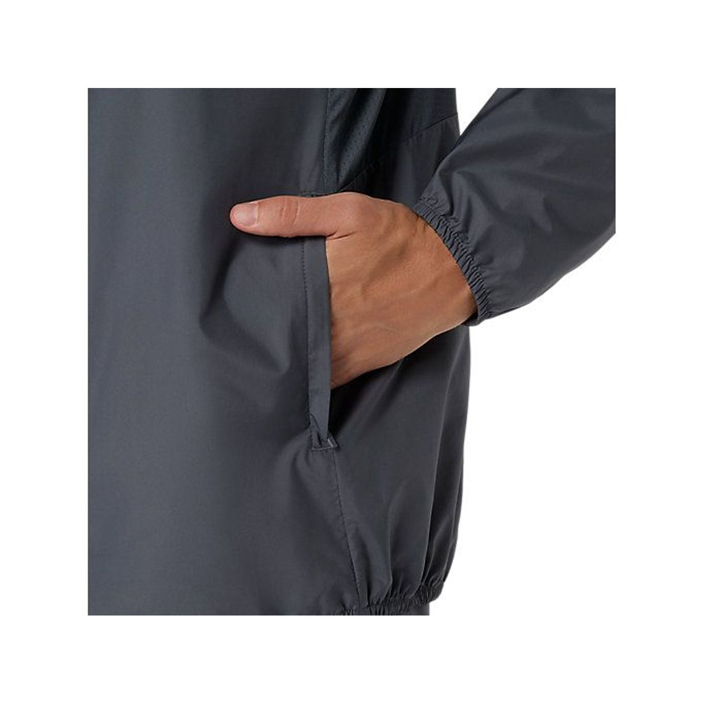 Coureur portant ASICS Veste De Running Déperlante Icon Jacket Homme lors d'une sortie matinale en vi
