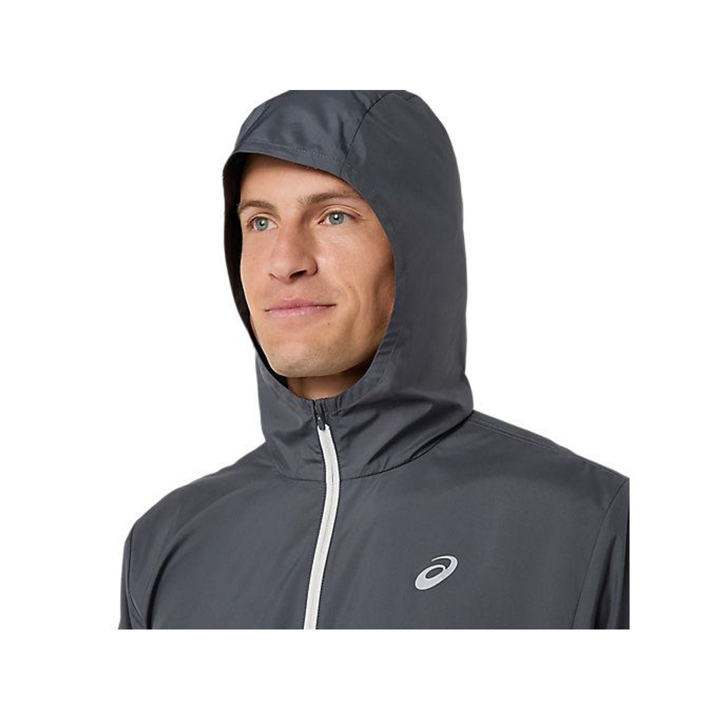 Coureur portant l'ASICS Veste De Running Déperlante Icon Jacket Homme en extérieur