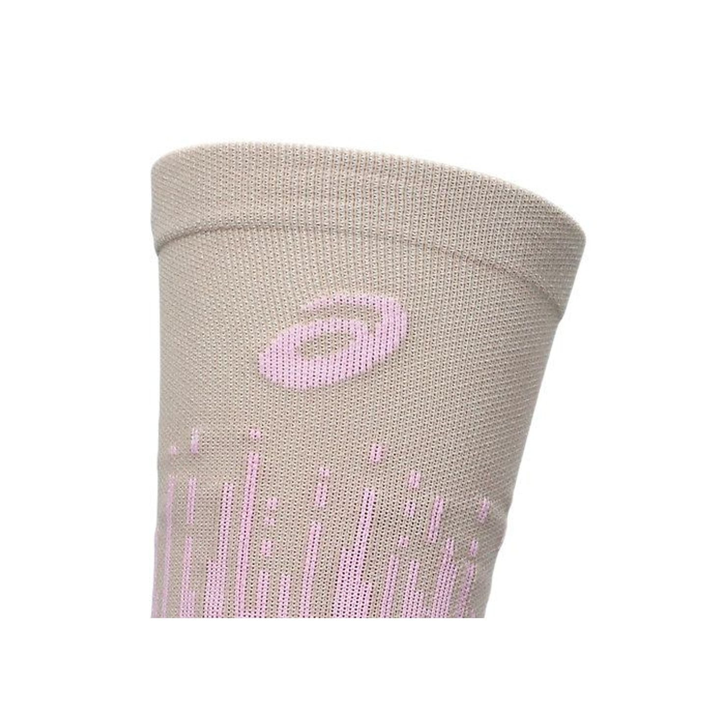 Gros plan sur la tige de la chaussette ASICS Performance Run Crew beige, logo ASICS rose et maille d