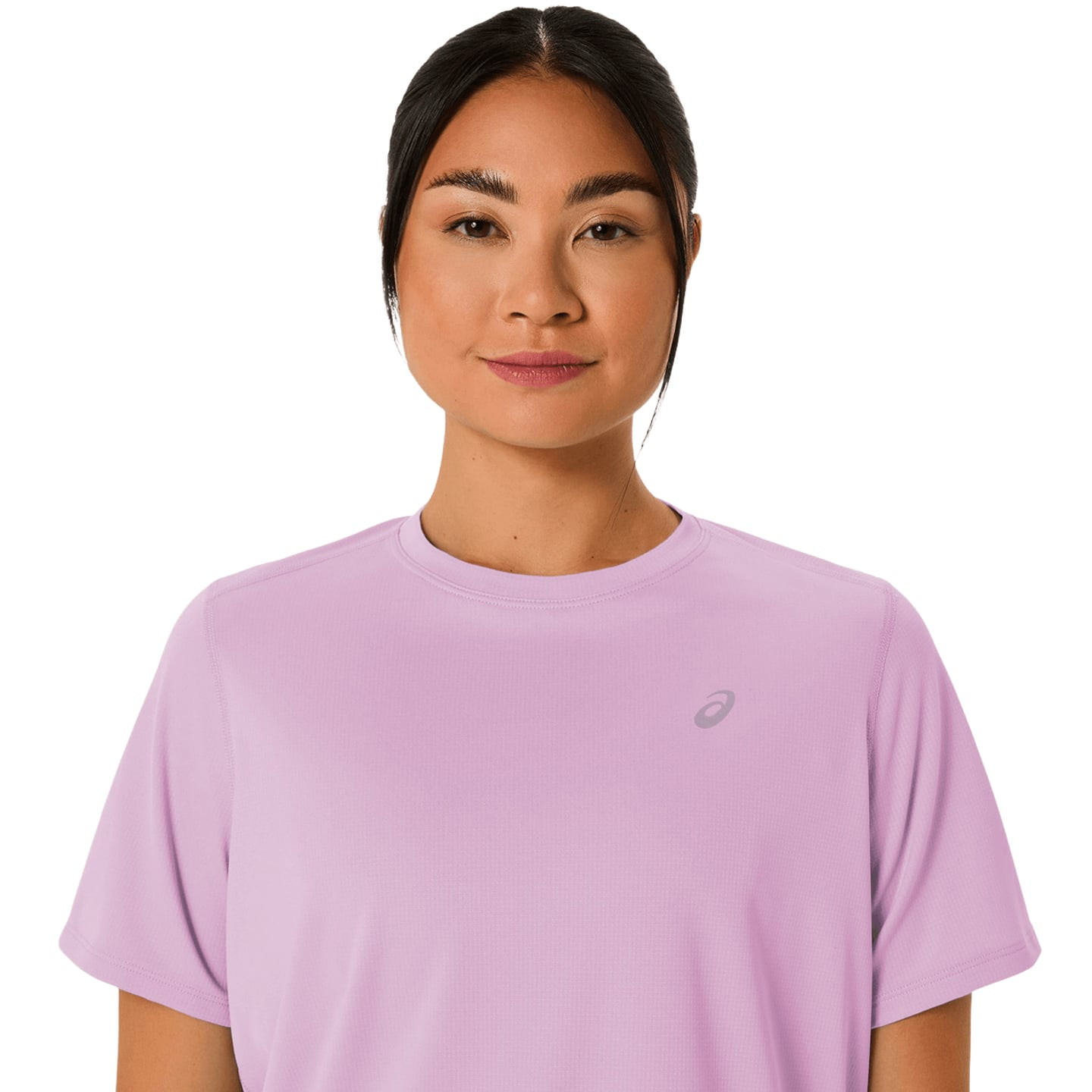 Vue de face en gros plan d'une femme portant le t-shirt ASICS Core SS Top violet clair avec logo réf