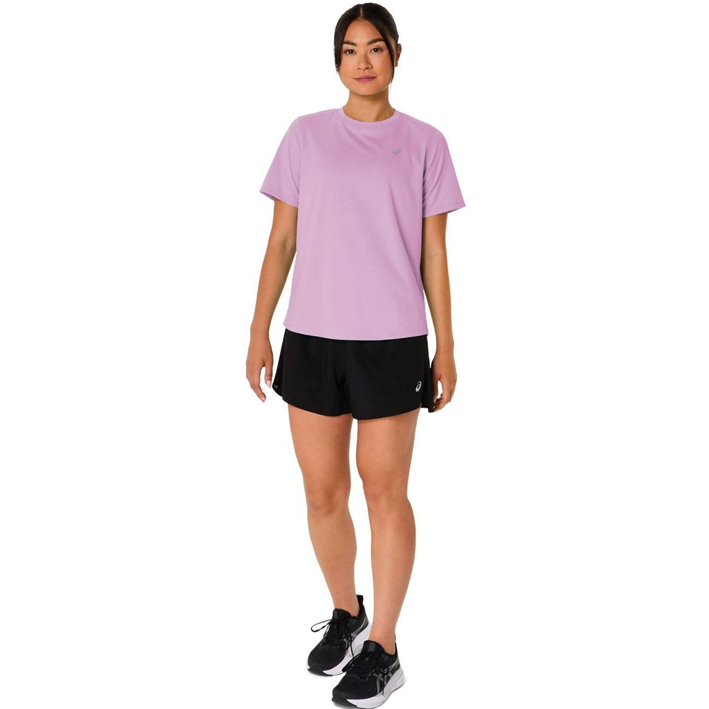 Vue de face en pied d'une femme portant le ASICS Core SS Top violet clair, short noir et chaussures 