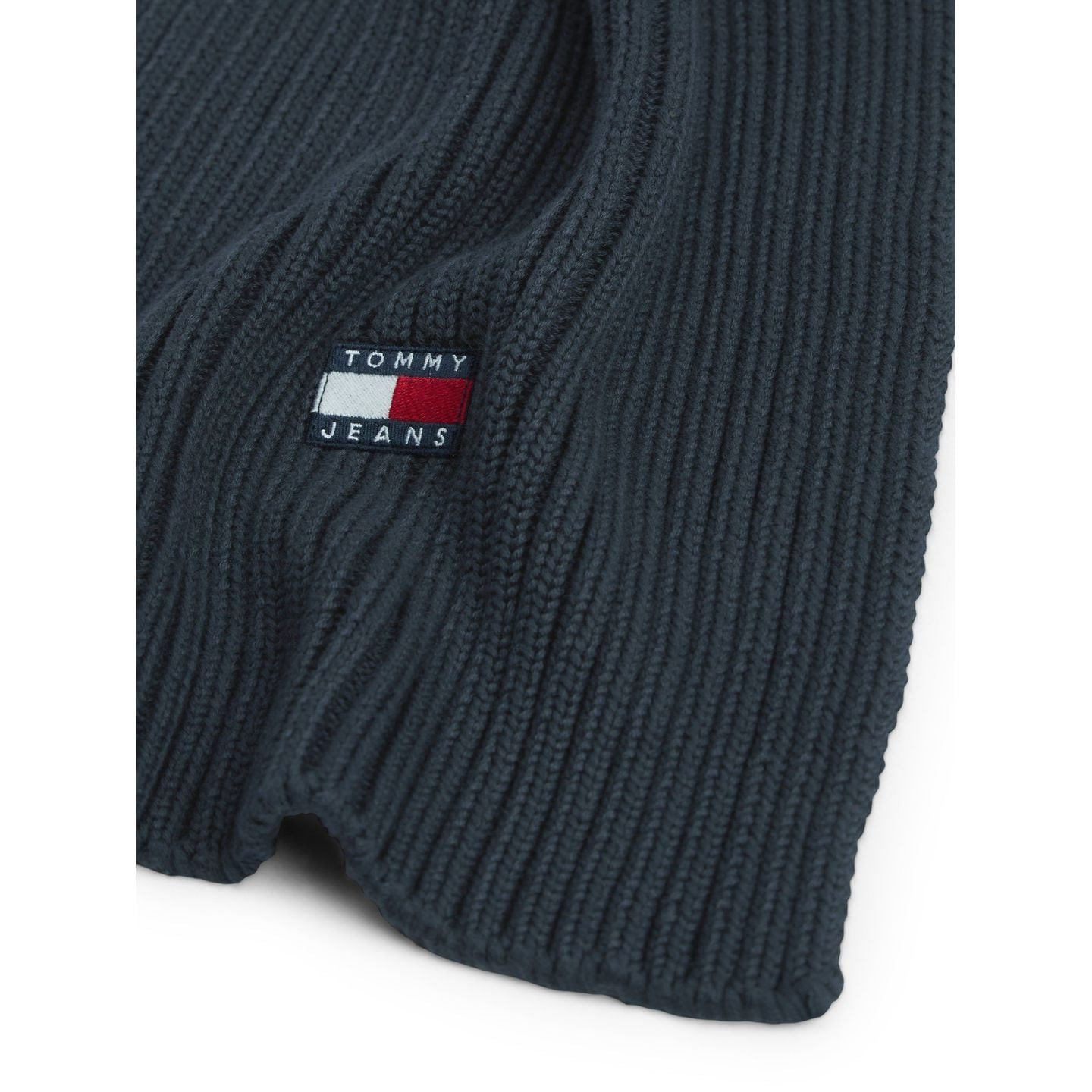 Gros plan sur l'écharpe TJW Heritage Core : maille côtelée bleu marine et patch drapeau Tommy Jeans 