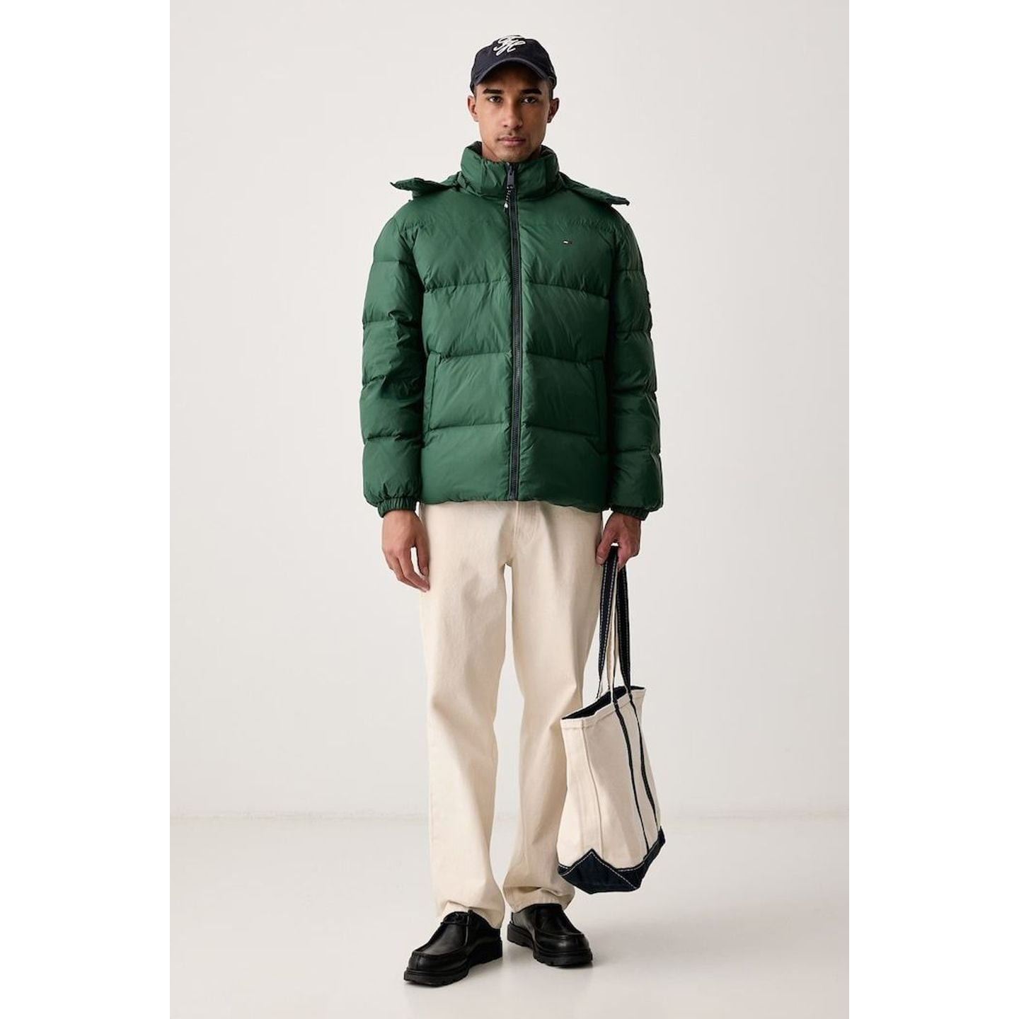 Homme portant la Tommy Jeans Doudoune Matelassée Oversize Tjm Essential Down J Duvet Naturel Capuche