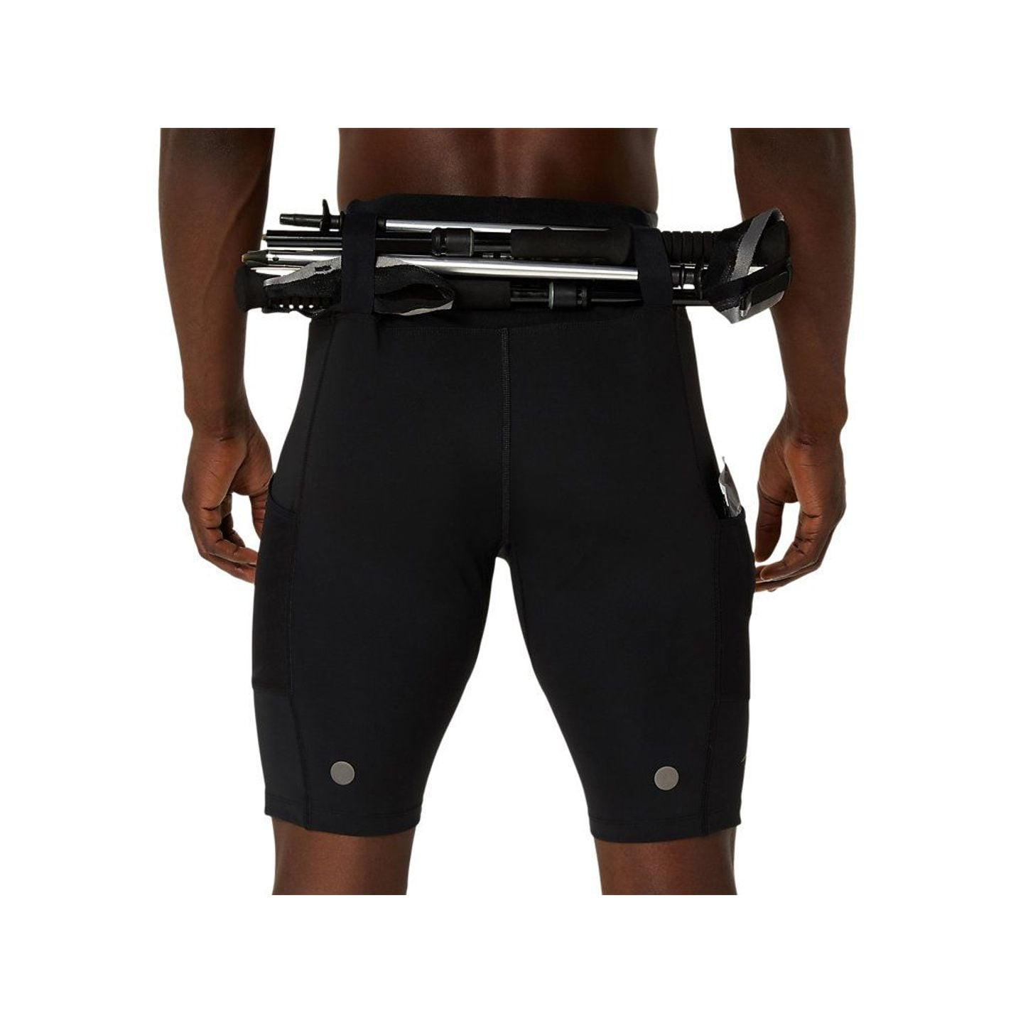 Coureur avec short de trail noir ASICS FUJITRAIL ELITE SPRINTER et bâtons fixés à la ceinture