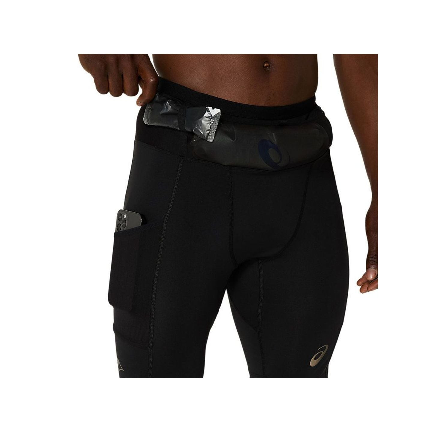 Gros plan d'un téléphone dans la poche latérale en mesh du short de trail noir ASICS FUJITRAIL ELITE