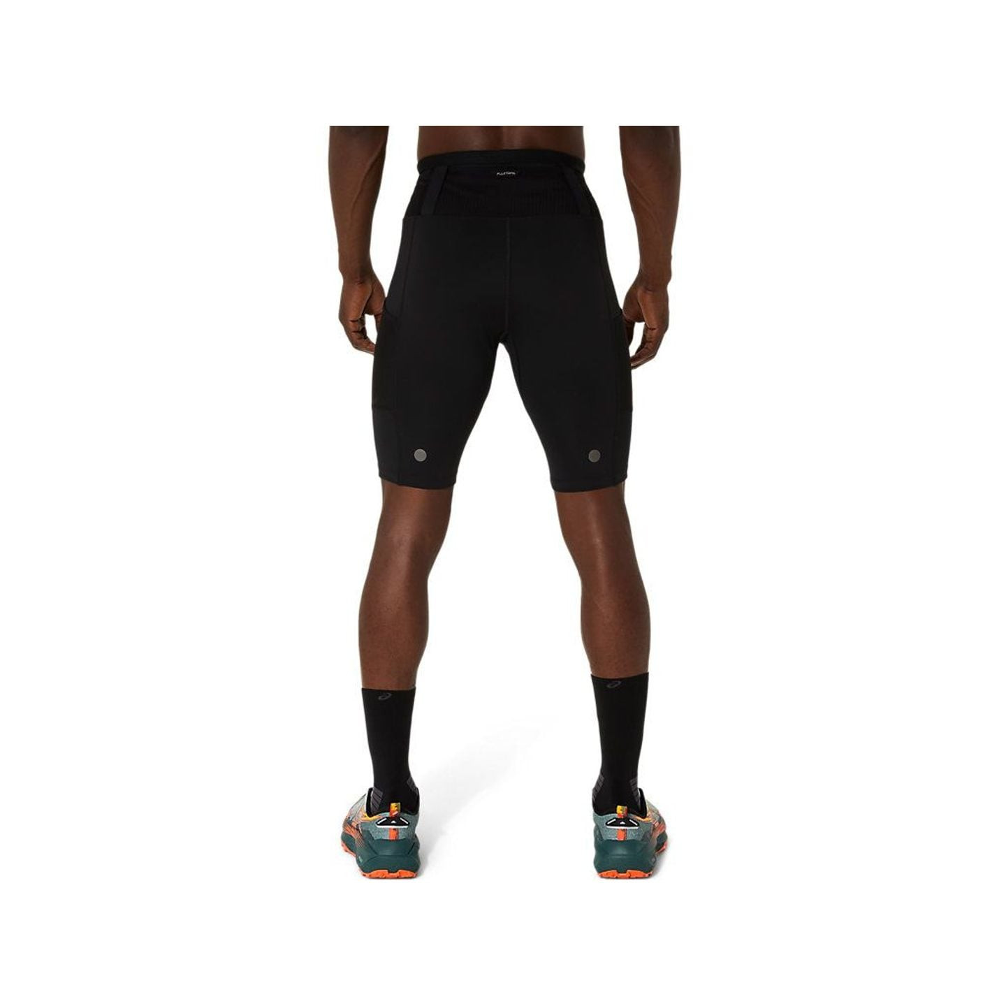 Vue arrière d'un coureur portant le short de trail noir ASICS FUJITRAIL ELITE SPRINTER avec détails 