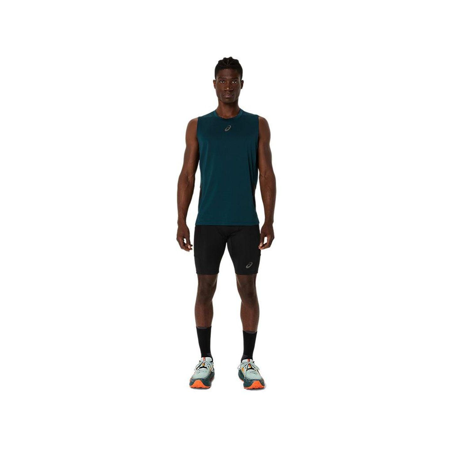 Coureur en débardeur ASICS bleu canard et short de trail noir FUJITRAIL ELITE SPRINTER, vue de face