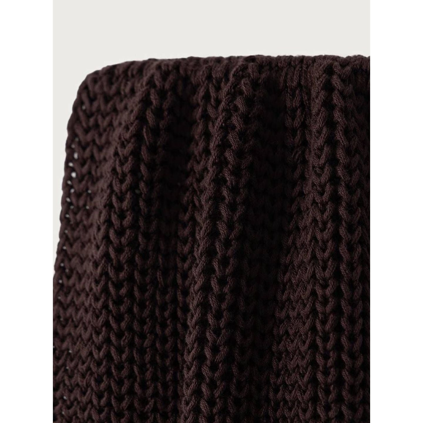 Très gros plan sur la maille côtelée marron foncé de l'écharpe TJW Script, texture douce en coton.