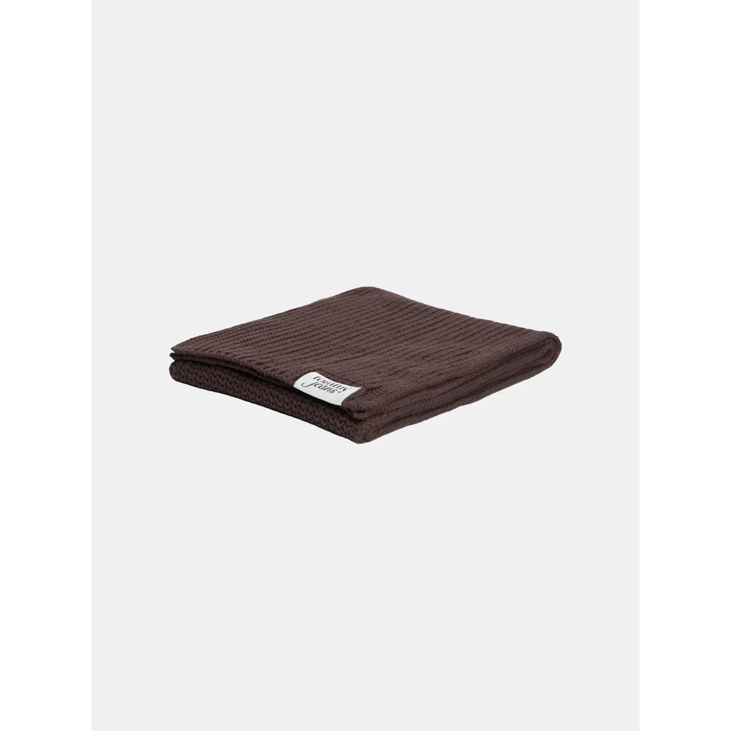 Écharpe TJW Script marron Tommy Jeans pliée à plat sur fond blanc, maille côtelée et étiquette logo 
