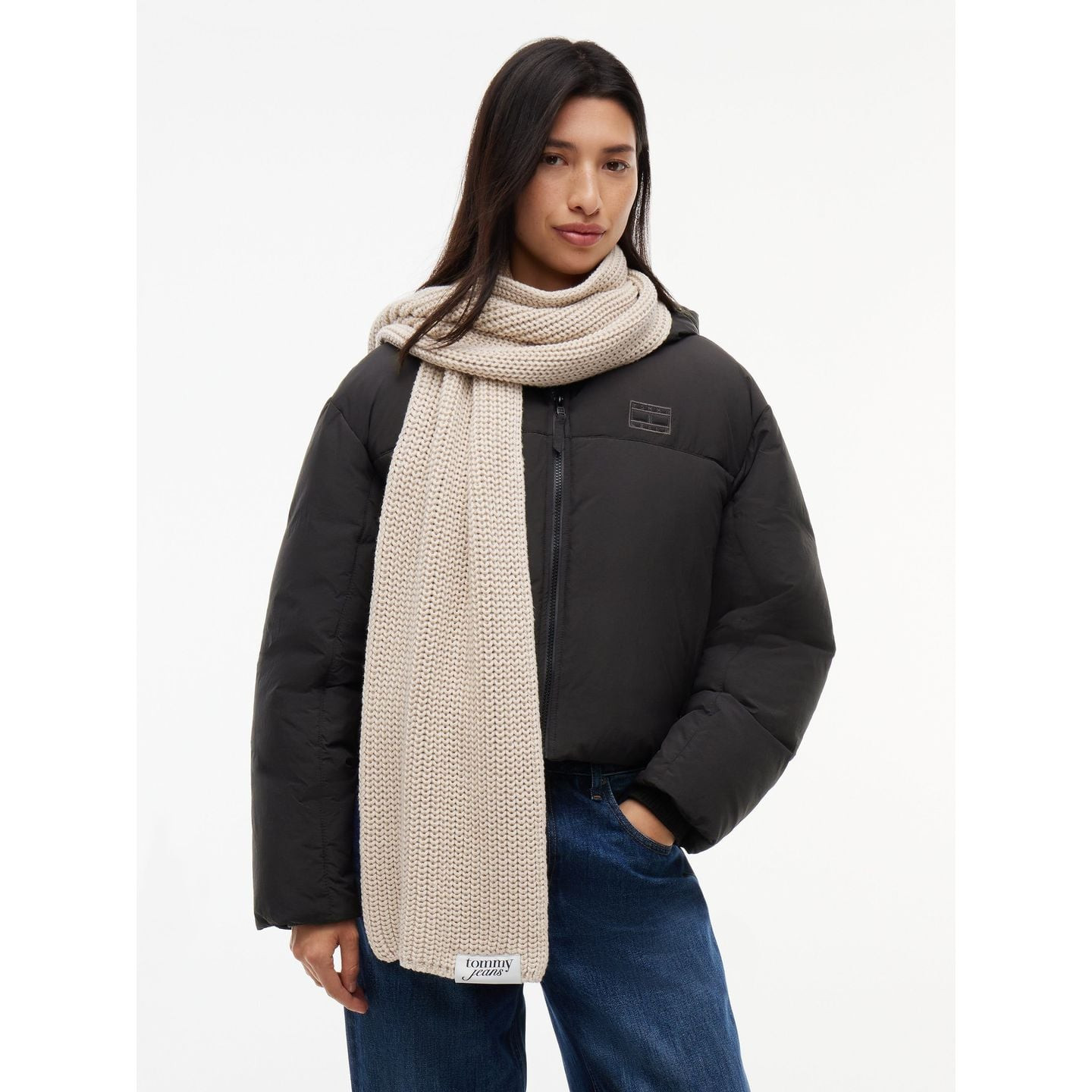 Lifestyle : femme portant la Tommy Jeans Écharpe En Maille Côtelée TJW Script Femme