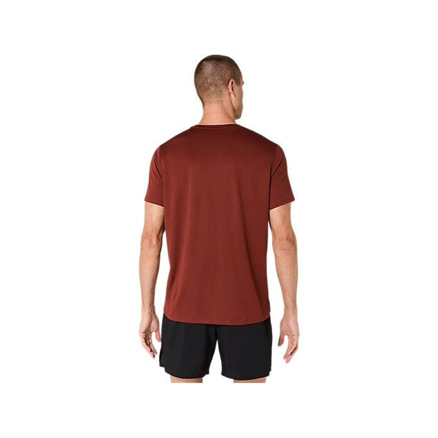 Coureur portant le Asics T-Shirt De Running À Séchage Rapide Core Ss Top Homme lors d’un jogging