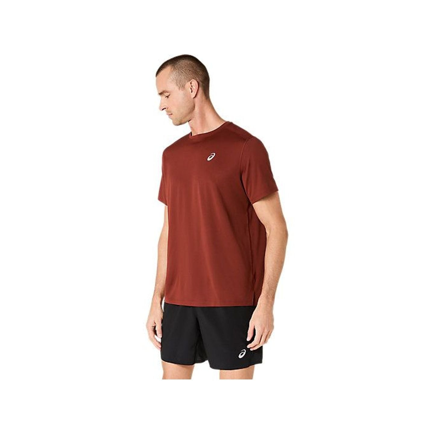 Homme portant l'Asics T-Shirt De Running À Séchage Rapide Core Ss Top Homme en course