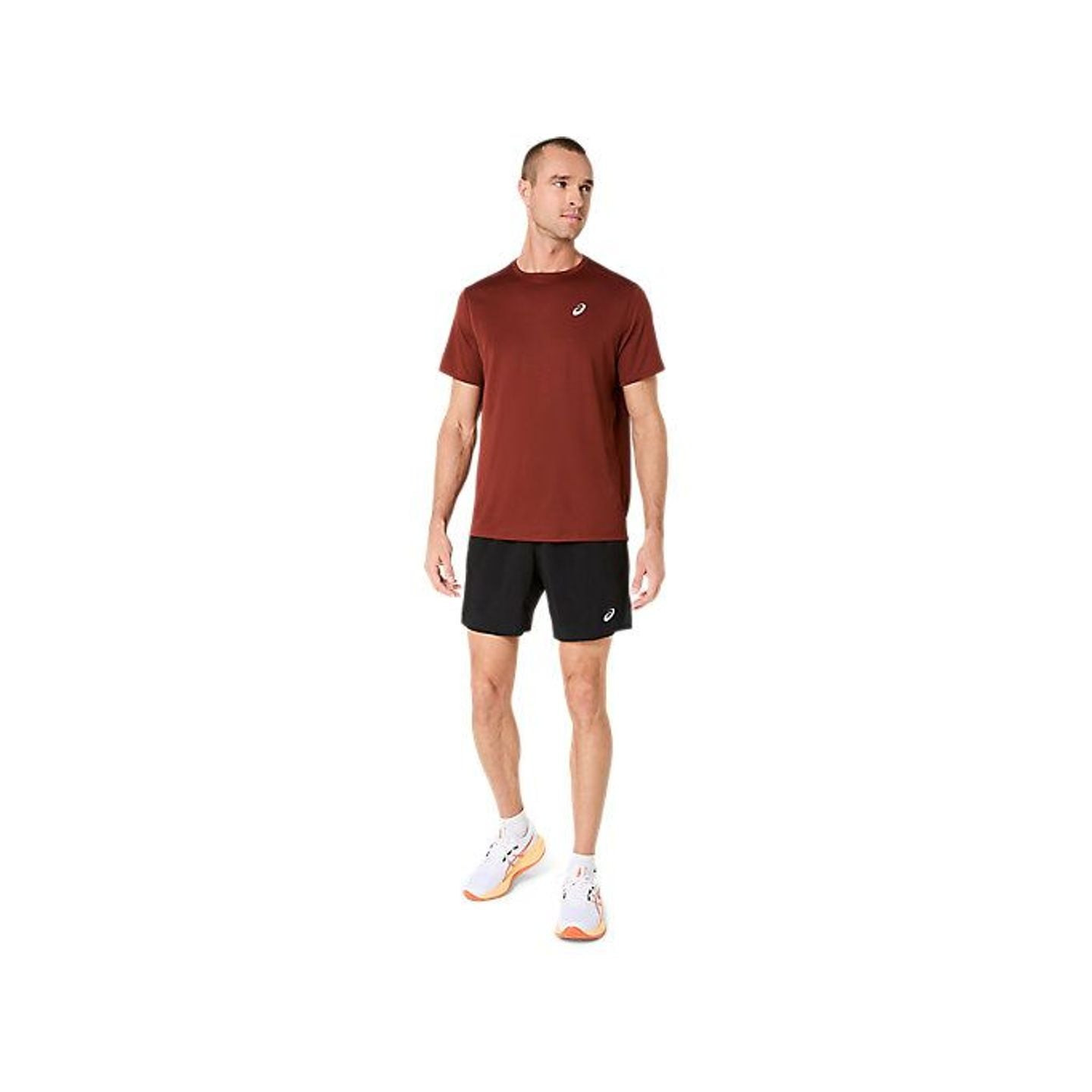 Coureur portant le t-shirt de running ASICS Core SS Top homme, léger et à séchage rapide