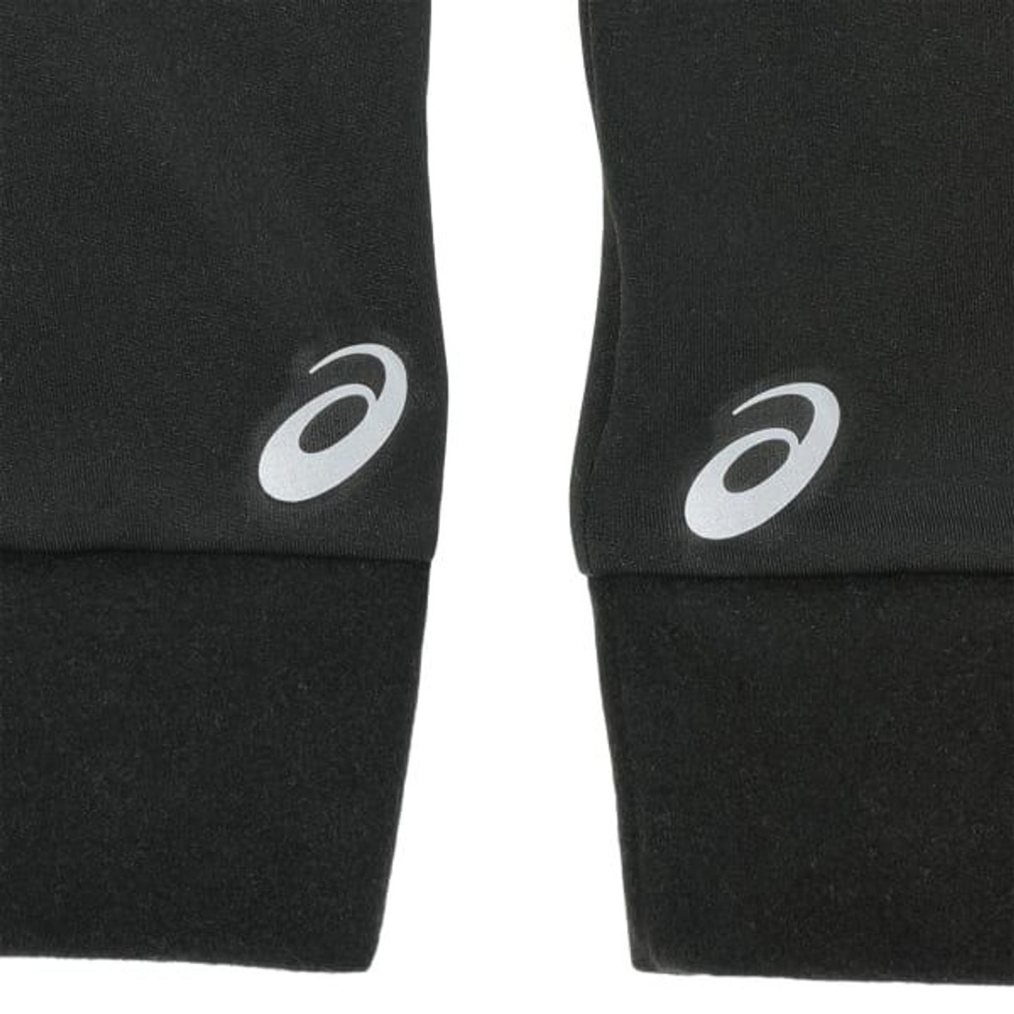 Gros plan du logo ASICS blanc réfléchissant sur le poignet élastique noir des gants d'hiver