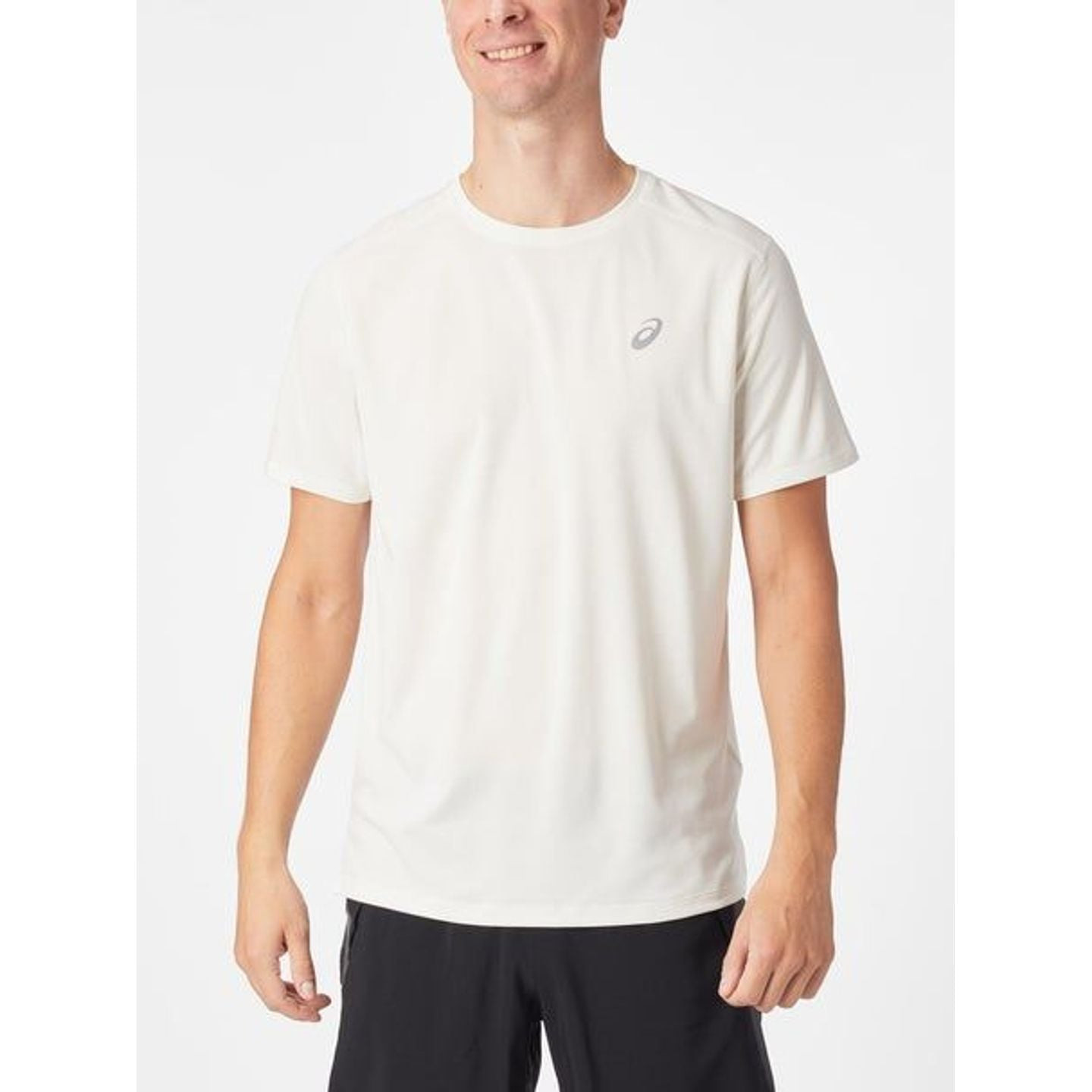 Homme portant l'Asics T-Shirt De Running Core Ss Top Manches Courtes Séchage Rapide Homme en extérie
