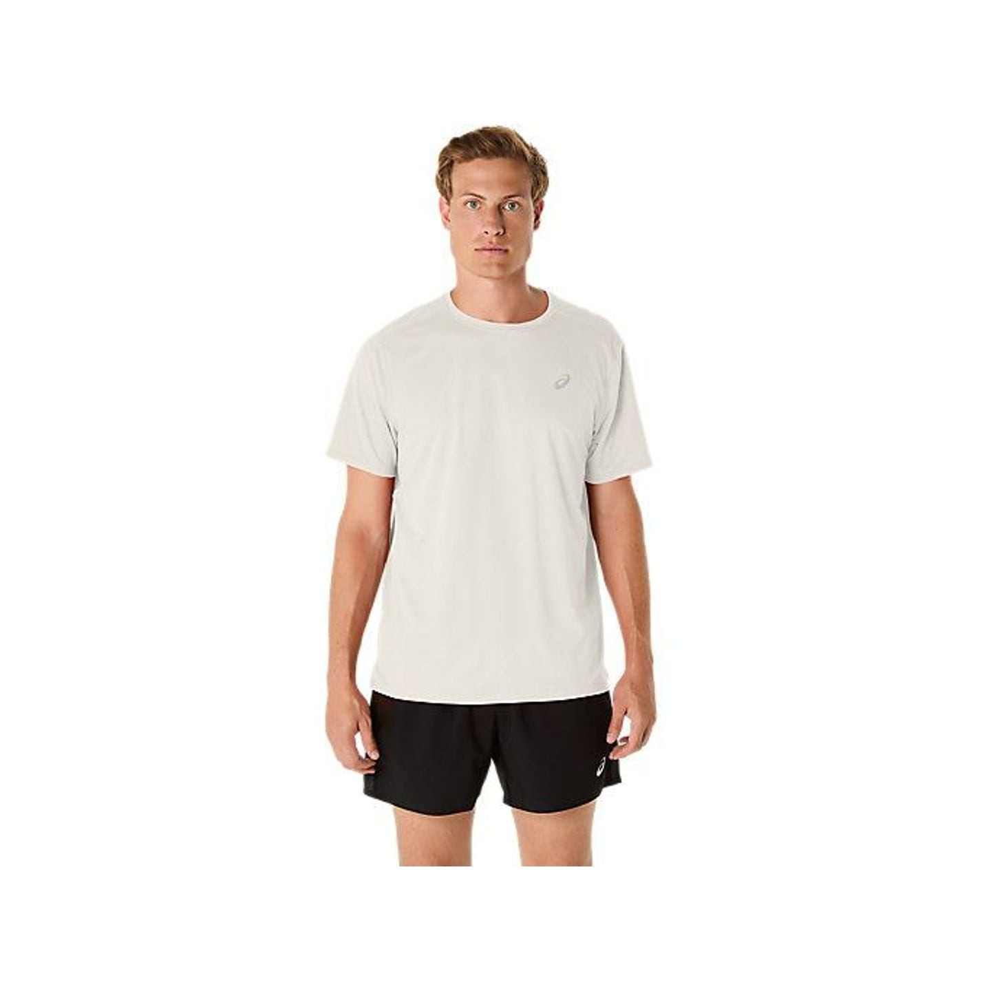 Homme portant l'Asics T-Shirt De Running Core Ss Top Manches Courtes Séchage Rapide Homme en course