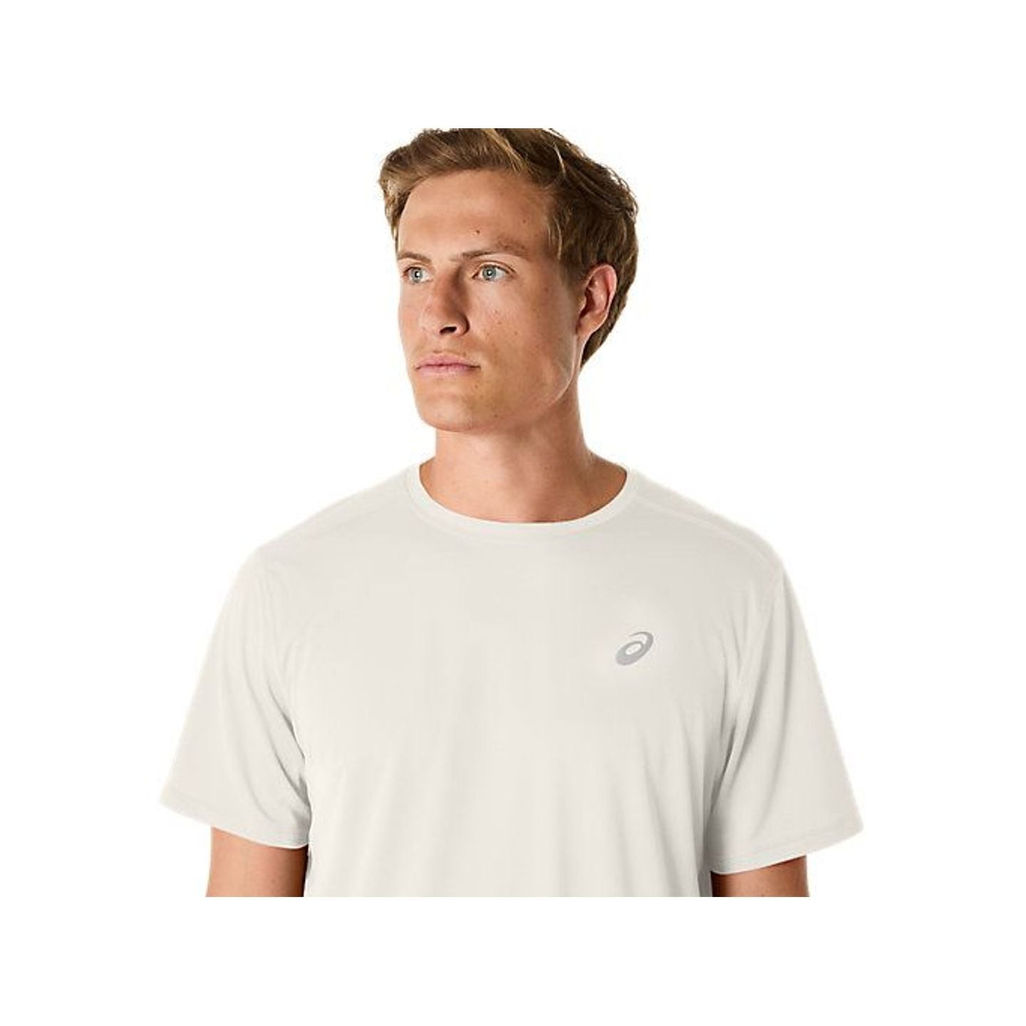 Homme portant l'Asics T-Shirt De Running Core Ss Top Manches Courtes Séchage Rapide Homme lors d'un 