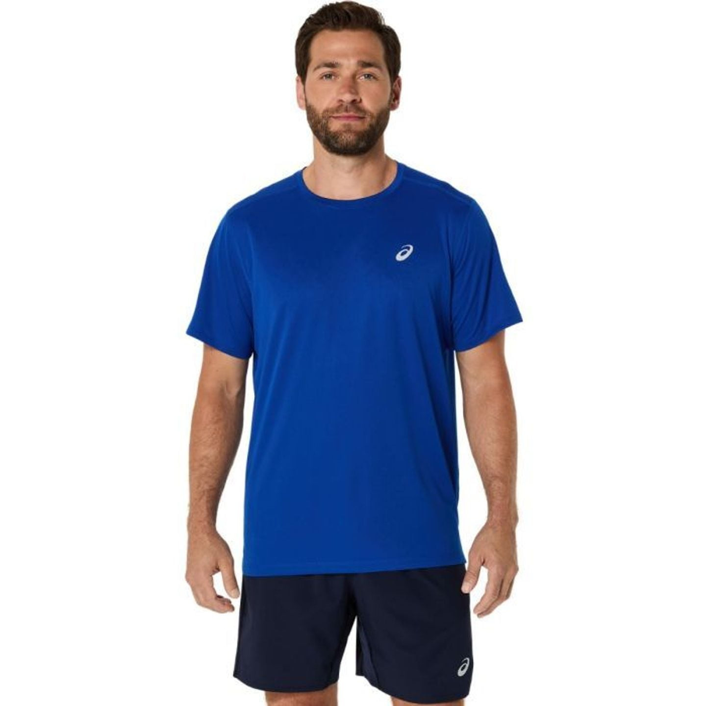 Homme portant un haut de running ASICS Core bleu royal à manches courtes et un short noir, vue de fa