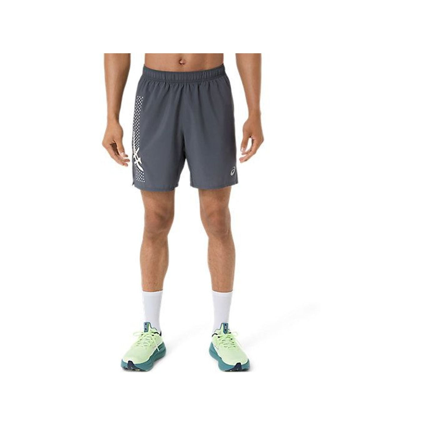 Coureur portant le short ASICS ICON 7IN gris à ceinture élastique, vu de face avec chaussettes blanc